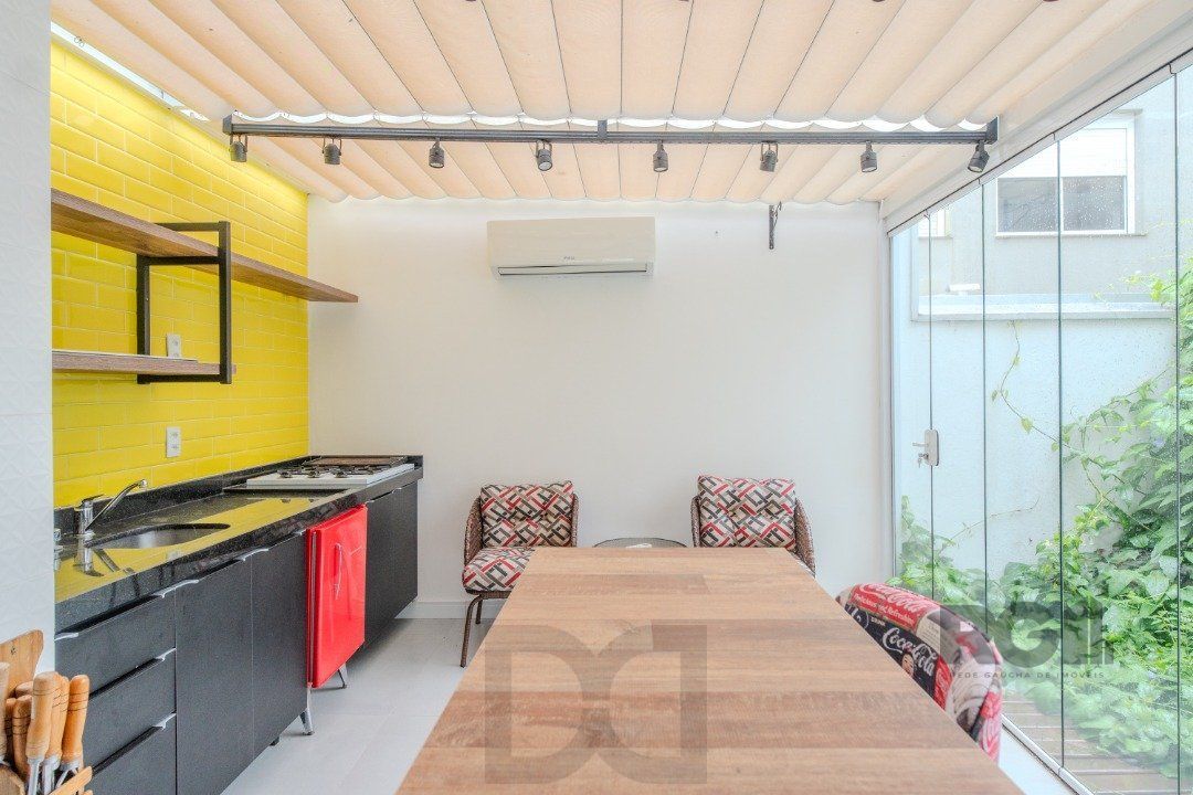 Casa impecável e mobiliada, com 3 niveis, possui 3 dormitórios sendo 1 suíte, 4 banheiros. — foto 15
