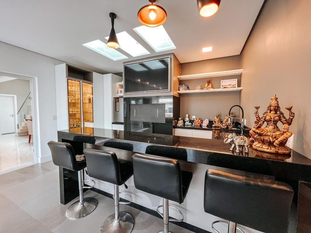 Excelente residência com aproximadamente 242m² privativos, — foto 20