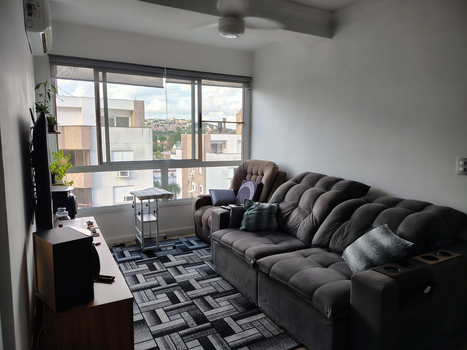 Apartamento de 2 quartos, living para 2 ambientes, cozinha com churrasqueira e 1 vaga de garagem coberta. — foto 1