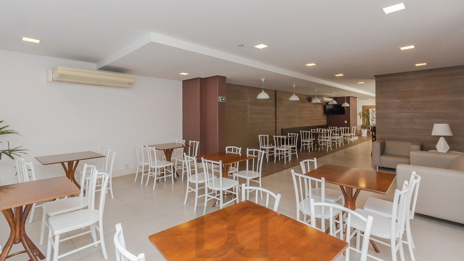 Apartamento 2 dormitórios, 1 suíte, 2 vagas, Petrópolis, Porto Alegre. — foto 21