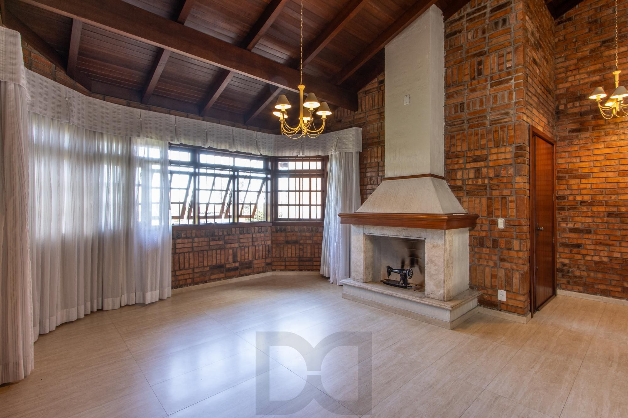 Ampla Casa com 2 Suítes, Closet, Lareira e Pátio com Árvores Frutíferas. — foto 8