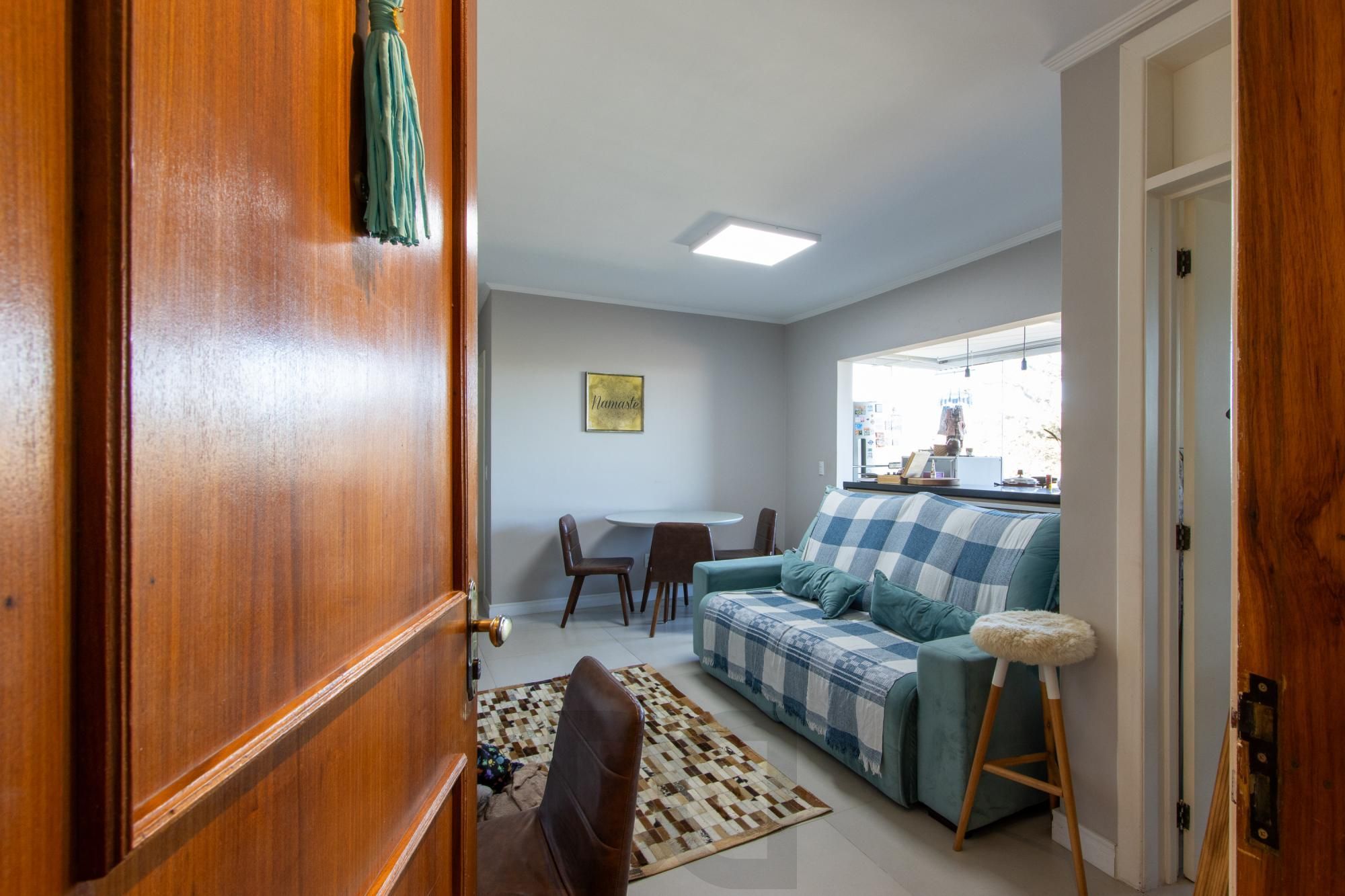 Apartamento 2 dorm, vaga de garagem escriturada e coberta - bairro Cristal — foto 2