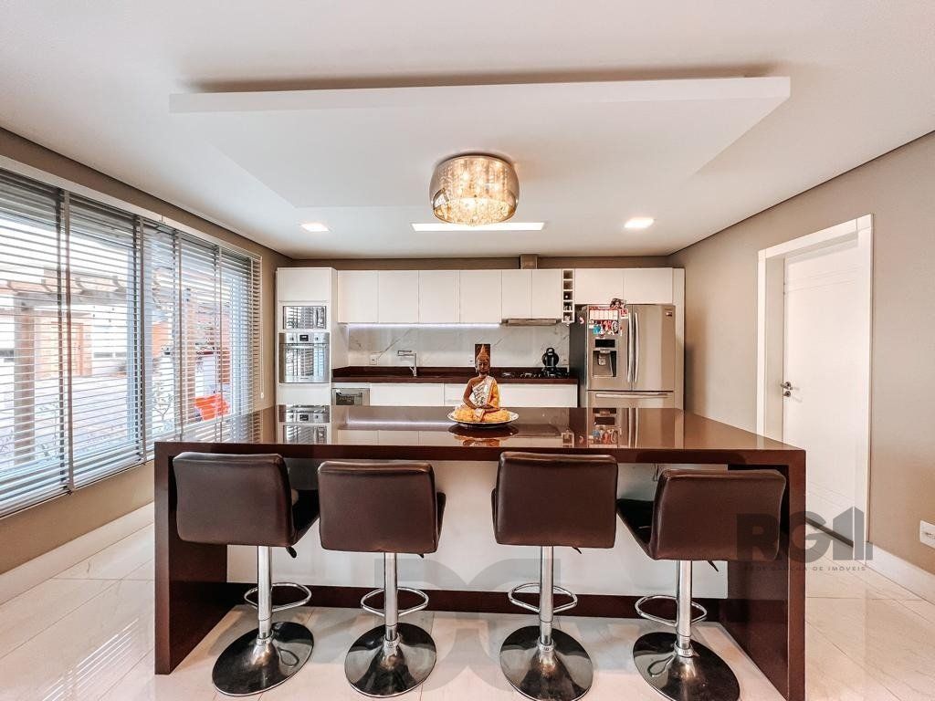 Excelente residência com aproximadamente 242m² privativos, — foto 11