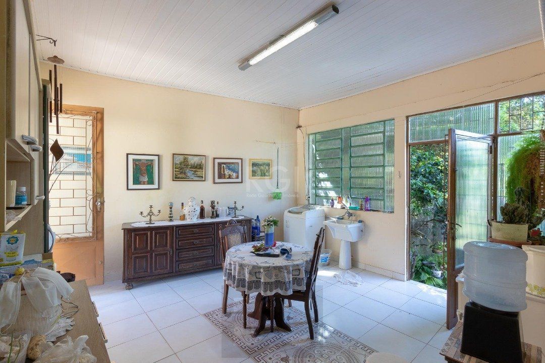 Casa para Venda - 370m², 4 dormitórios, sendo 1 suites, 6 vagas - Lomba do Pinheiro — foto 33