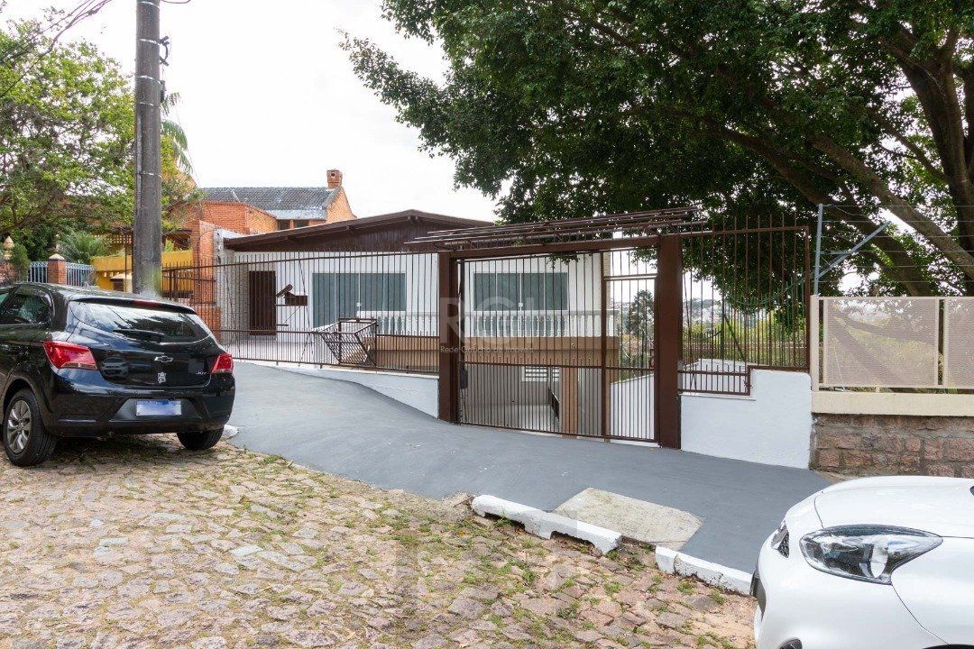 Casa para Venda - 454.7m², 5 dormitórios, sendo 1 suites, 8 vagas - Teresópolis — foto 1
