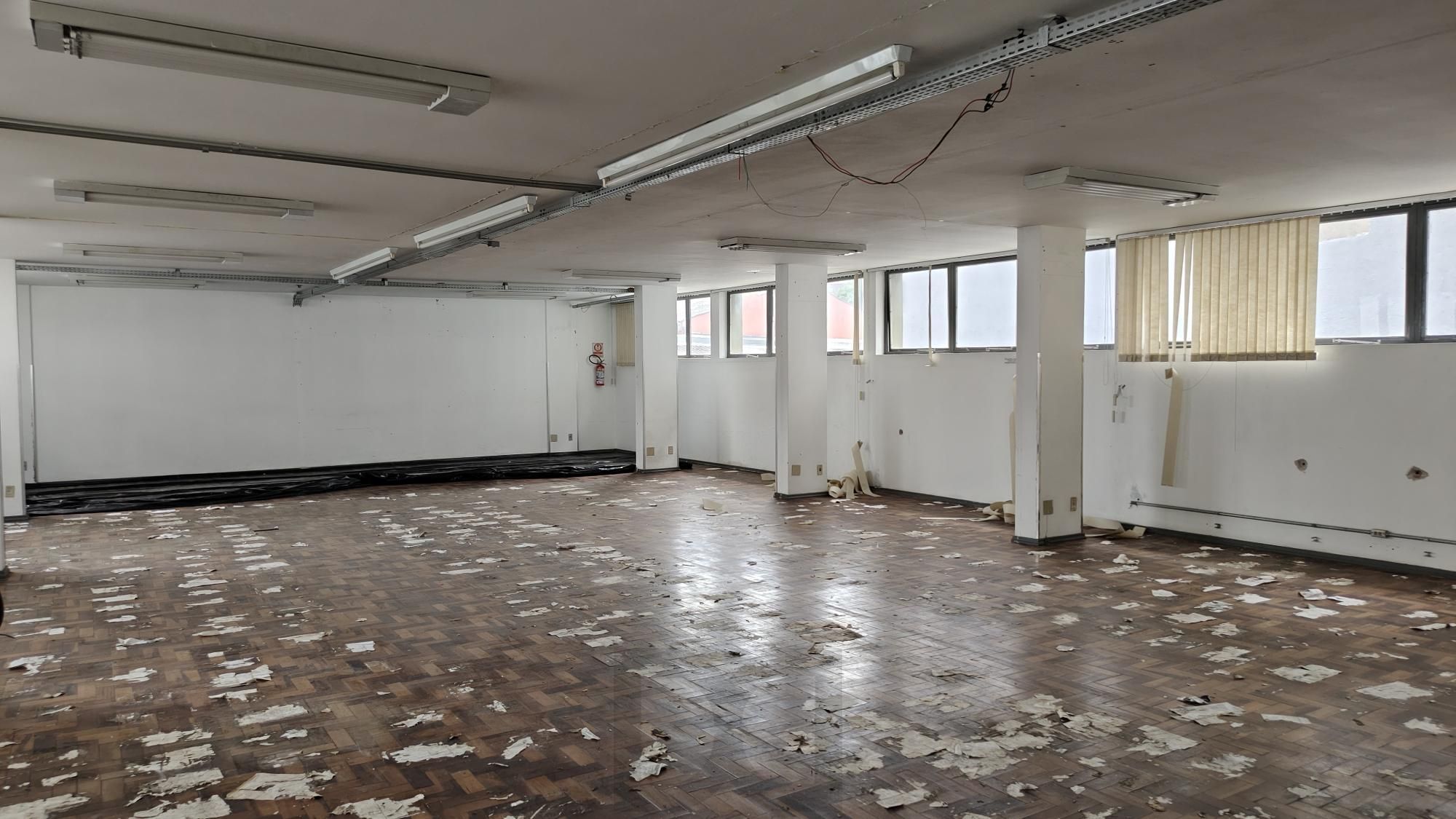 Prédio Comercial no bairro Menino Deus. — foto 28