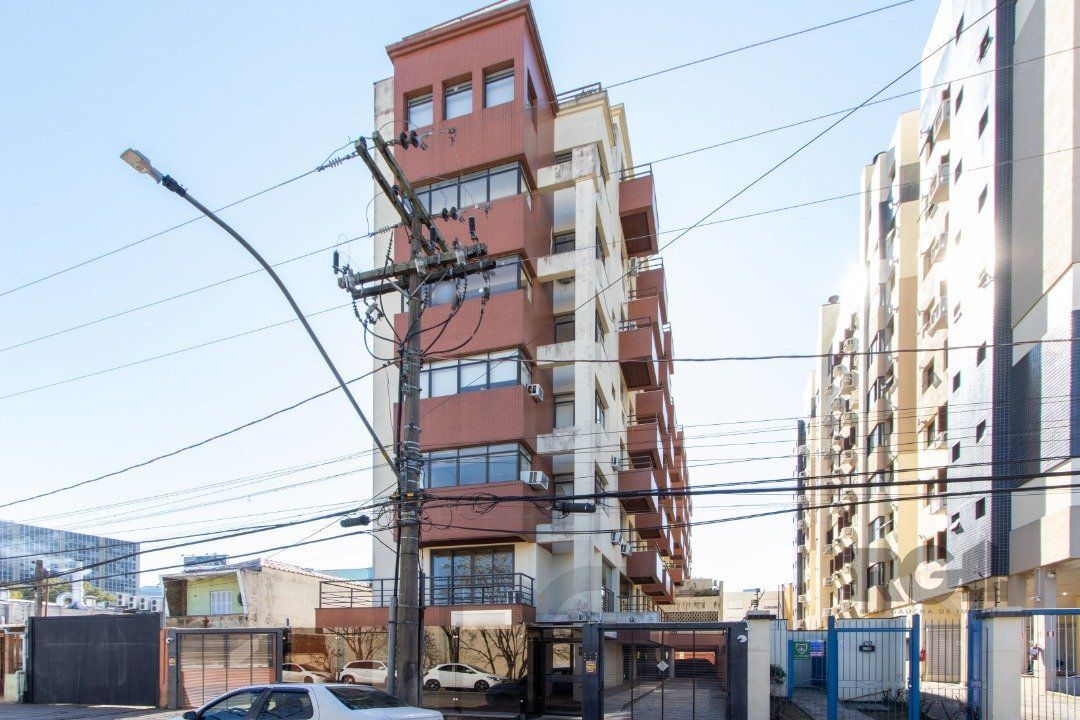 EXCELENTE SALA COMERCIAL, muito bem localizada no bairro Menino Deus, 01 banheiro, sacada e ar condicionado split, toda montada — foto 17
