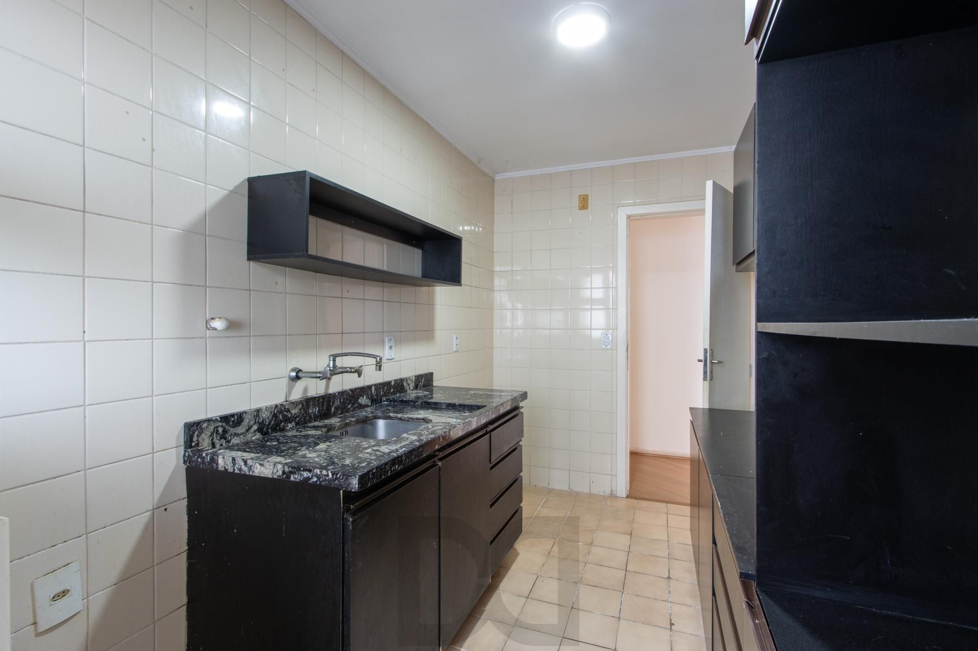 Cobertura com 137m², no Bairro Cristal, de 2 dormitórios, sento uma suíte, ampla sacada, churrasqueira, vista panorâmica, vaga coberta. — foto 8