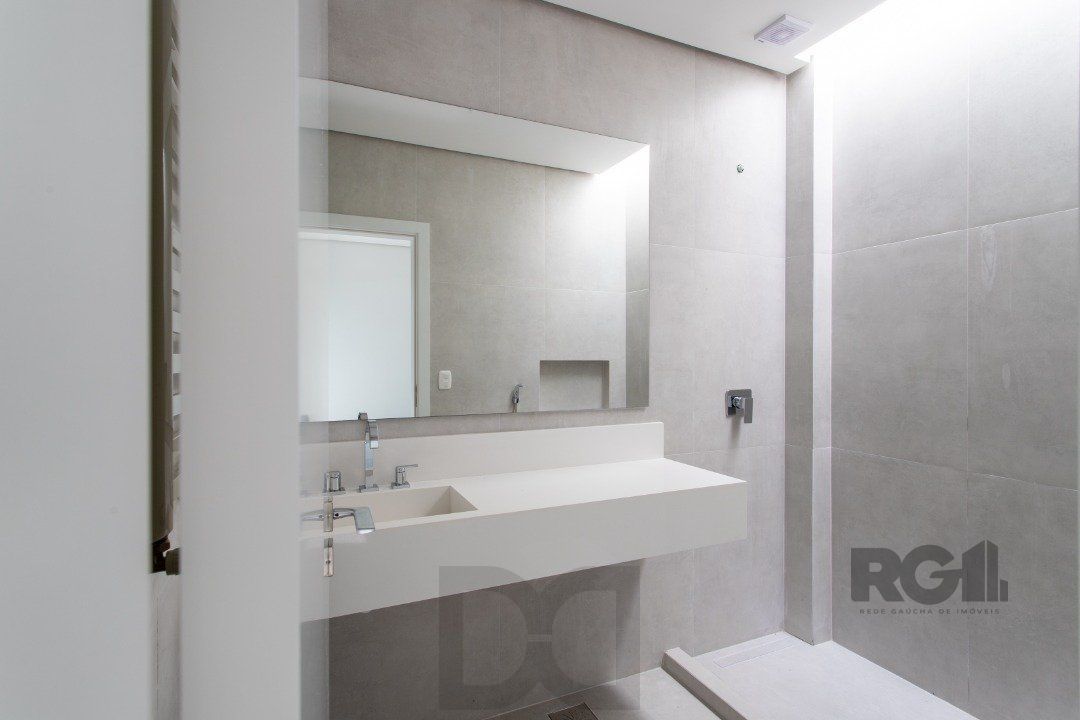 A Casa Le Mans, uma residência térrea de esquina com 389,48m2 de área coberta — foto 40