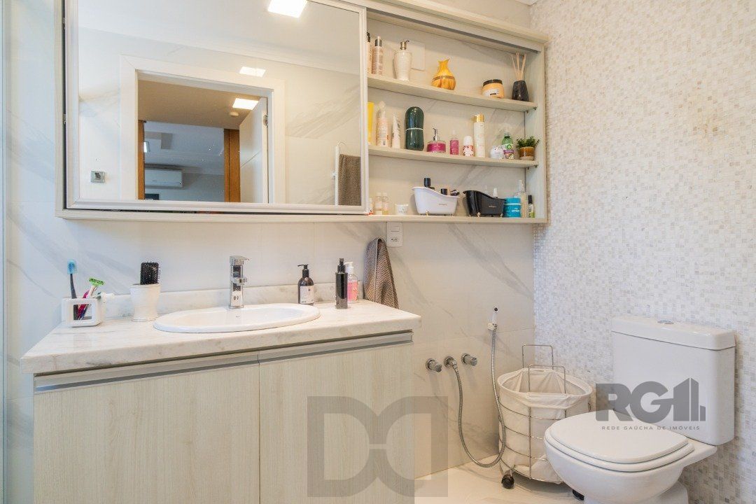Casa de Condomínio com Arquitetura Exclusiva e Ambientes Sofisticados — foto 33