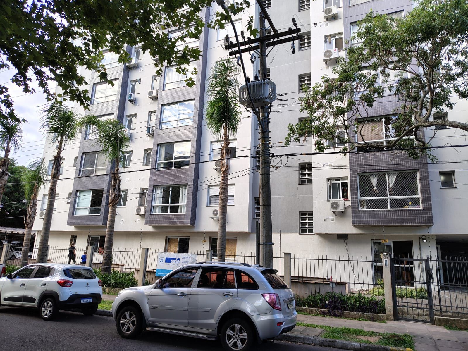 Apartamento de 2 quartos, living para 2 ambientes, cozinha com churrasqueira e 1 vaga de garagem coberta. — foto 17
