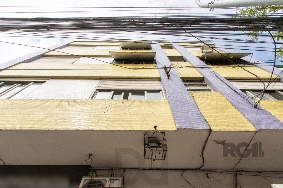 Apartamento com 70m² de área privativa, possui 3 dormitórios, sala para 2 ambientes, banheiro social, cozinha com móveis planejados e área de serviço. — foto 24