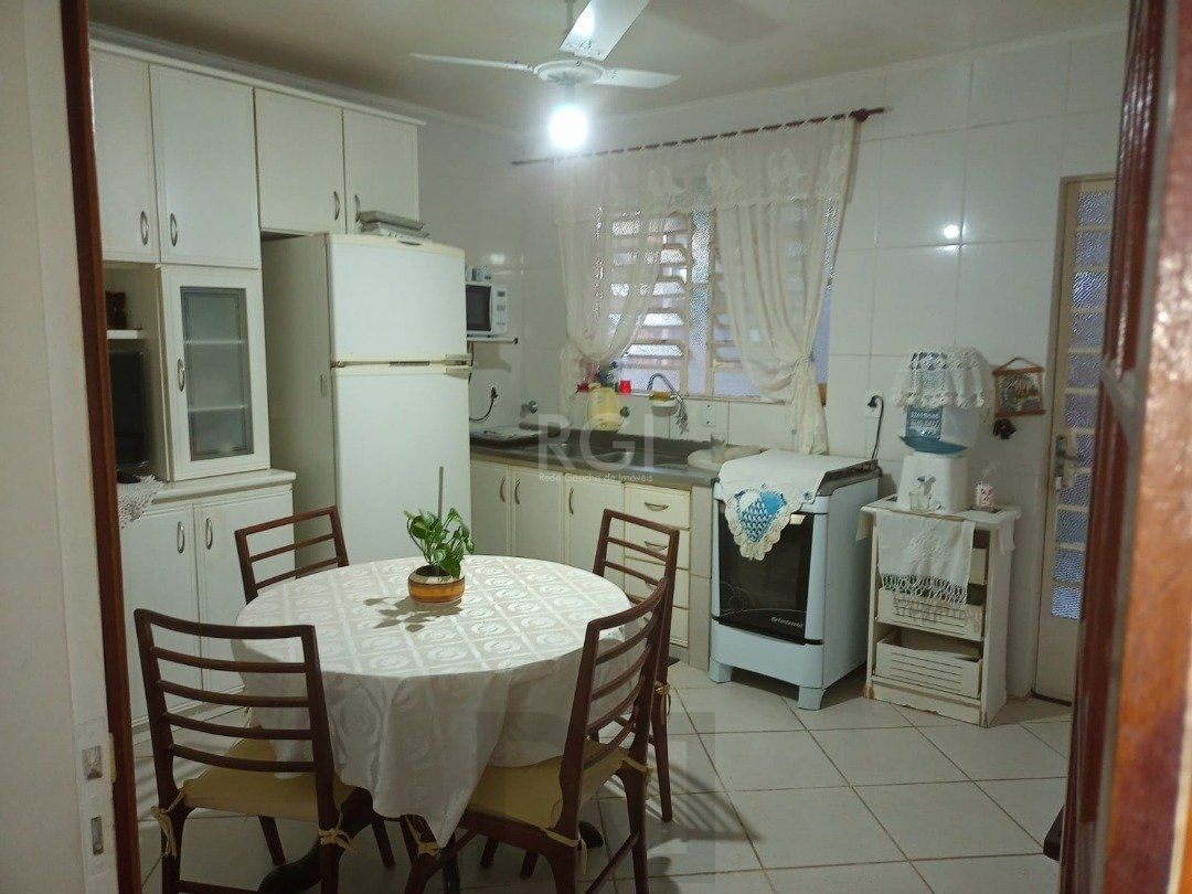 Casa para Venda - 220m², 3 dormitórios, sendo 1 suites, 1 vaga - Camaquã — foto 4