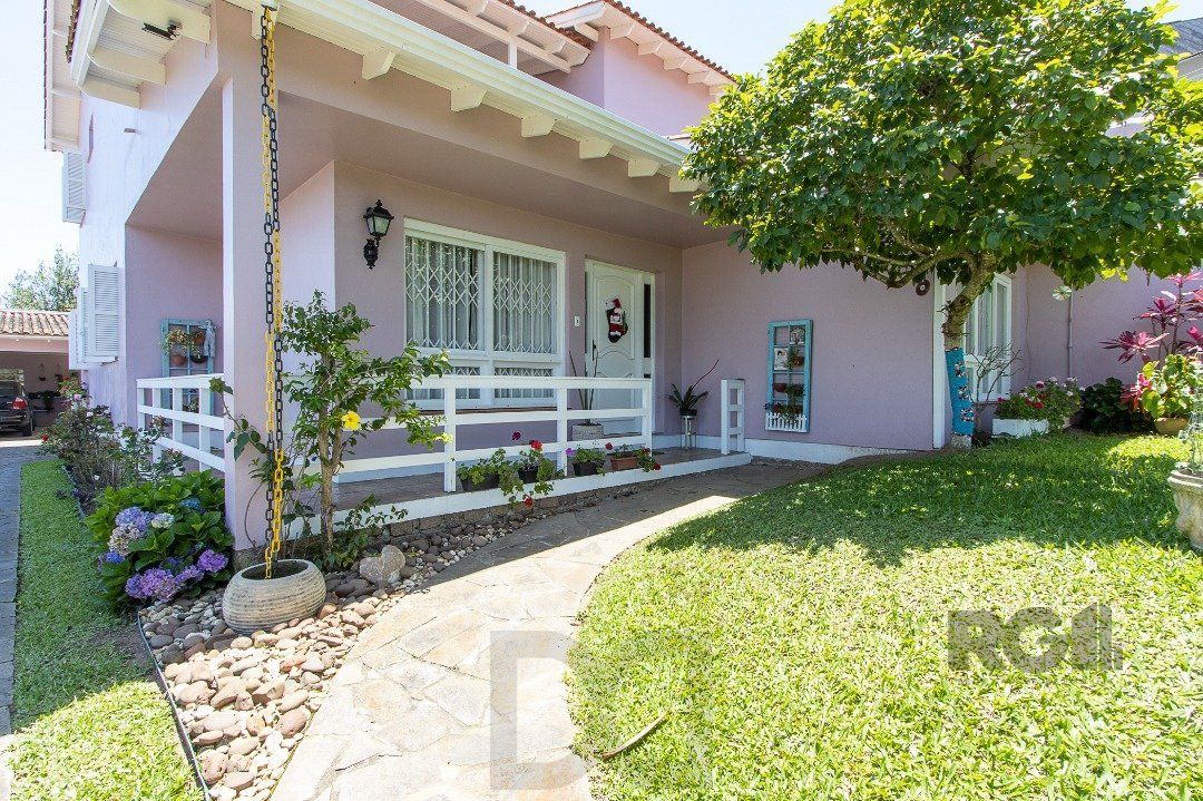 Casa com 4 quartos, suíte, churrasqueira, lareira, garagem coberta e lindo jardim. — foto 3