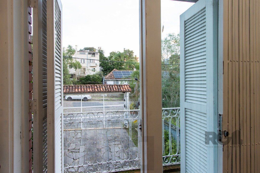 Casa no bairro Cristal, Possui 4 dormitórios, sendo 1suíte, closet e banheira de hidromassagem, com possibilidade de um podendo 1 dormitórios extra. — foto 38