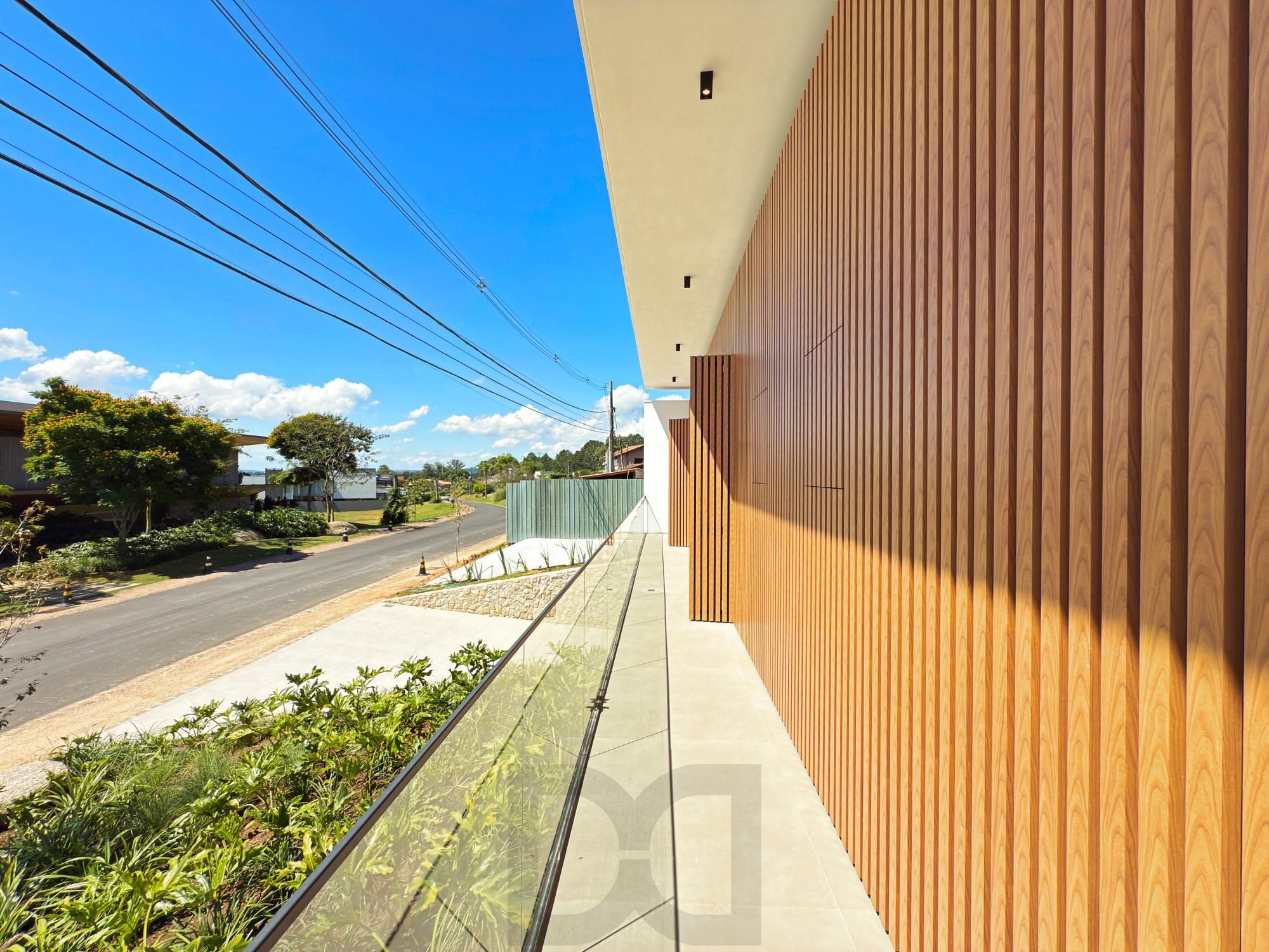 A casa conta com 434m2 de área construída, mas com um aproveitamento total dos 1.012m2 do lote — foto 5
