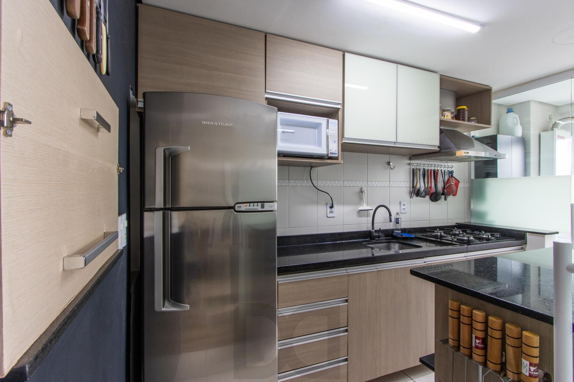 Apartamento de 2 quartos, living para 2 ambientes, cozinha com churrasqueira e 1 vaga de garagem coberta. — foto 7