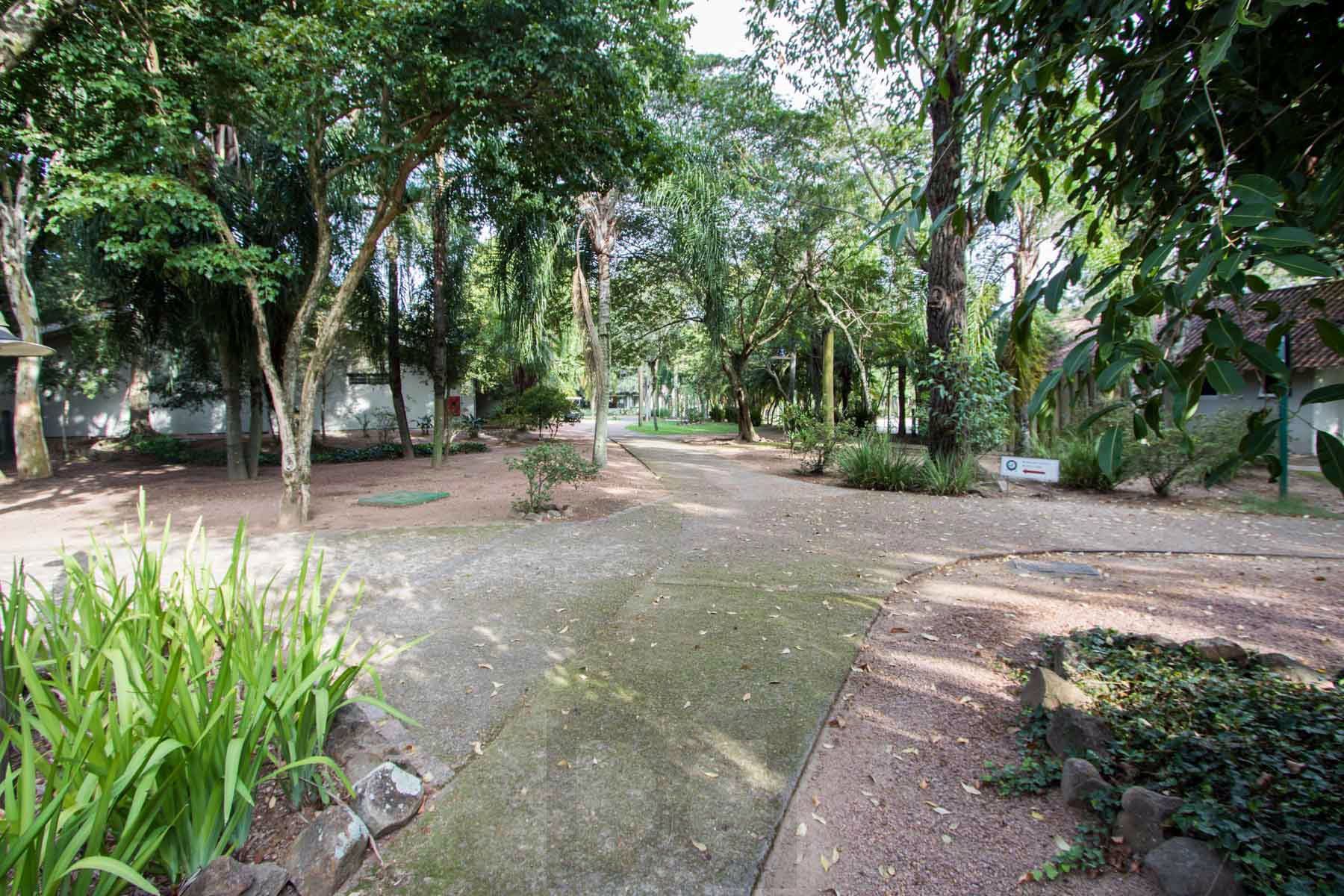A casa conta com 434m2 de área construída, mas com um aproveitamento total dos 1.012m2 do lote — foto 59