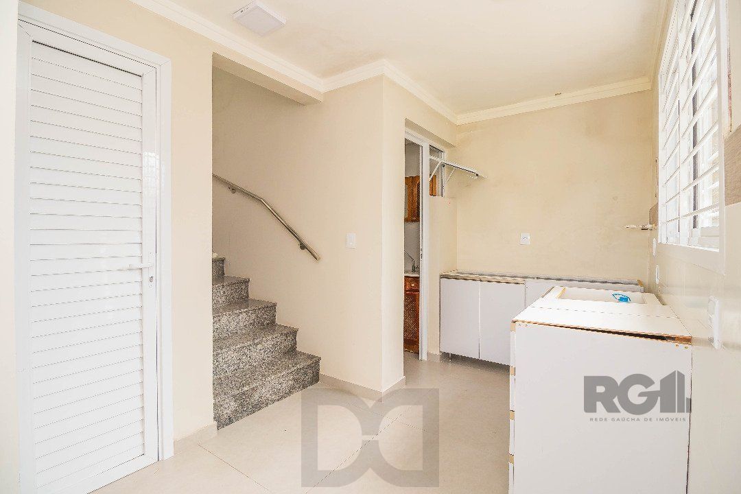 Sobrado, 185 metros quadrados privativo, com 3 quartos, 1 suíte, Living e cozinha integrados, lareira, churrasqueira, lavabo e 2 vagas de garagem. e 2 vagas de garagem — foto 13