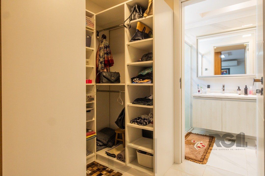 Casa de Condomínio com Arquitetura Exclusiva e Ambientes Sofisticados — foto 31