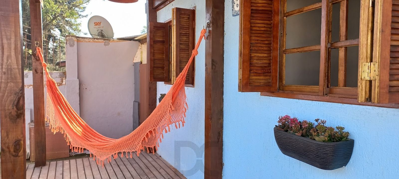 Casa térrea de 2 dormitórios, living, cozinha, churrasqueira, área de serviço, banheiro social, vaga para 2 automóveis. — foto 1