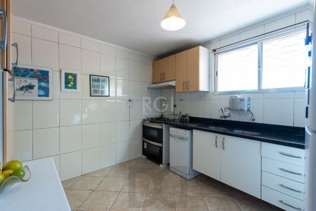 Sobrado com 345m² privativos, 3 suites, 2 vagas, churrasqueira. pátio com piscina - Bairro Cristal — foto 20