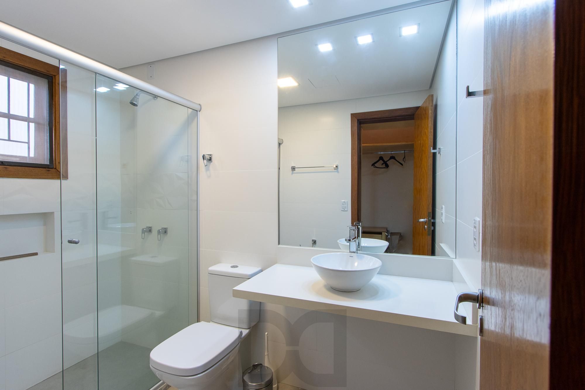 Excelente casa de 3 dormitórios, 1 suíte, pátio, piscina e vaga para 2 carros cobertas. — foto 42
