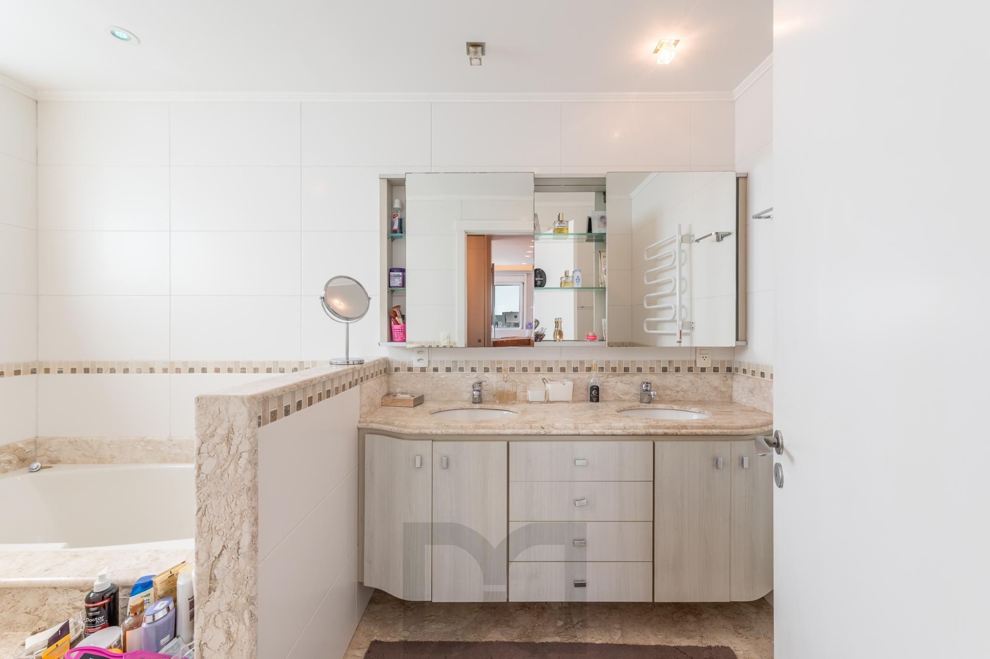 Apartamento com 204m², 3 dorm, 5 vagas no Petrópolis — foto 36