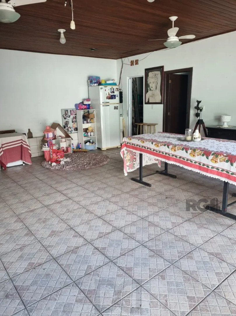 Casa térrea, 3 dormitórios, 1 suíte, living para 2 ambientes, cozinha, pátio, 2 banheiros e 4 vagas . — foto 7