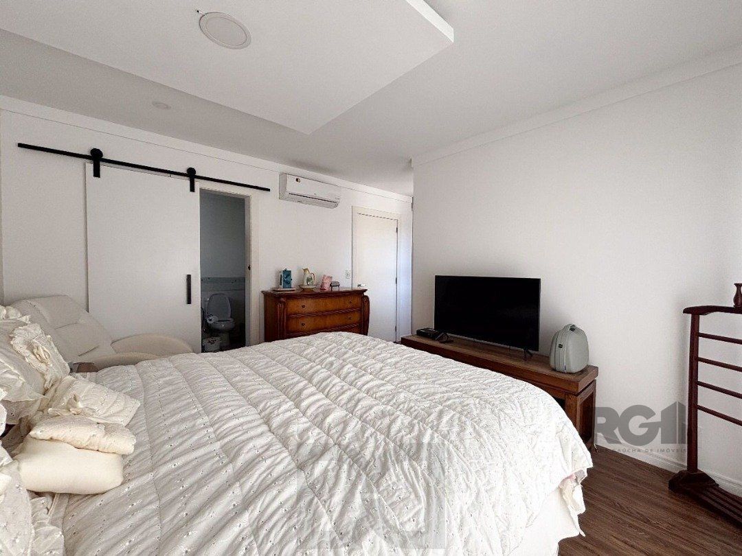 Casa em condomínio com pátio, piscina, 3 suítes e 2 vagas — foto 27