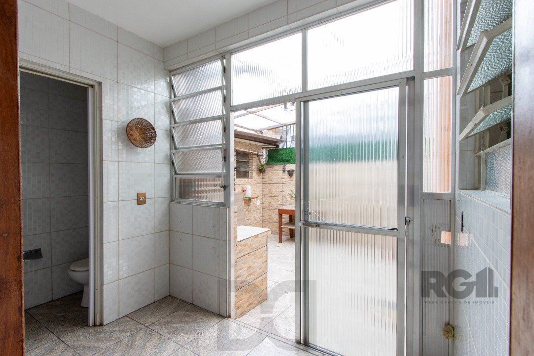 Apartamento térreo, com pátio, 2 quartos - Bairro Menino Deus — foto 24