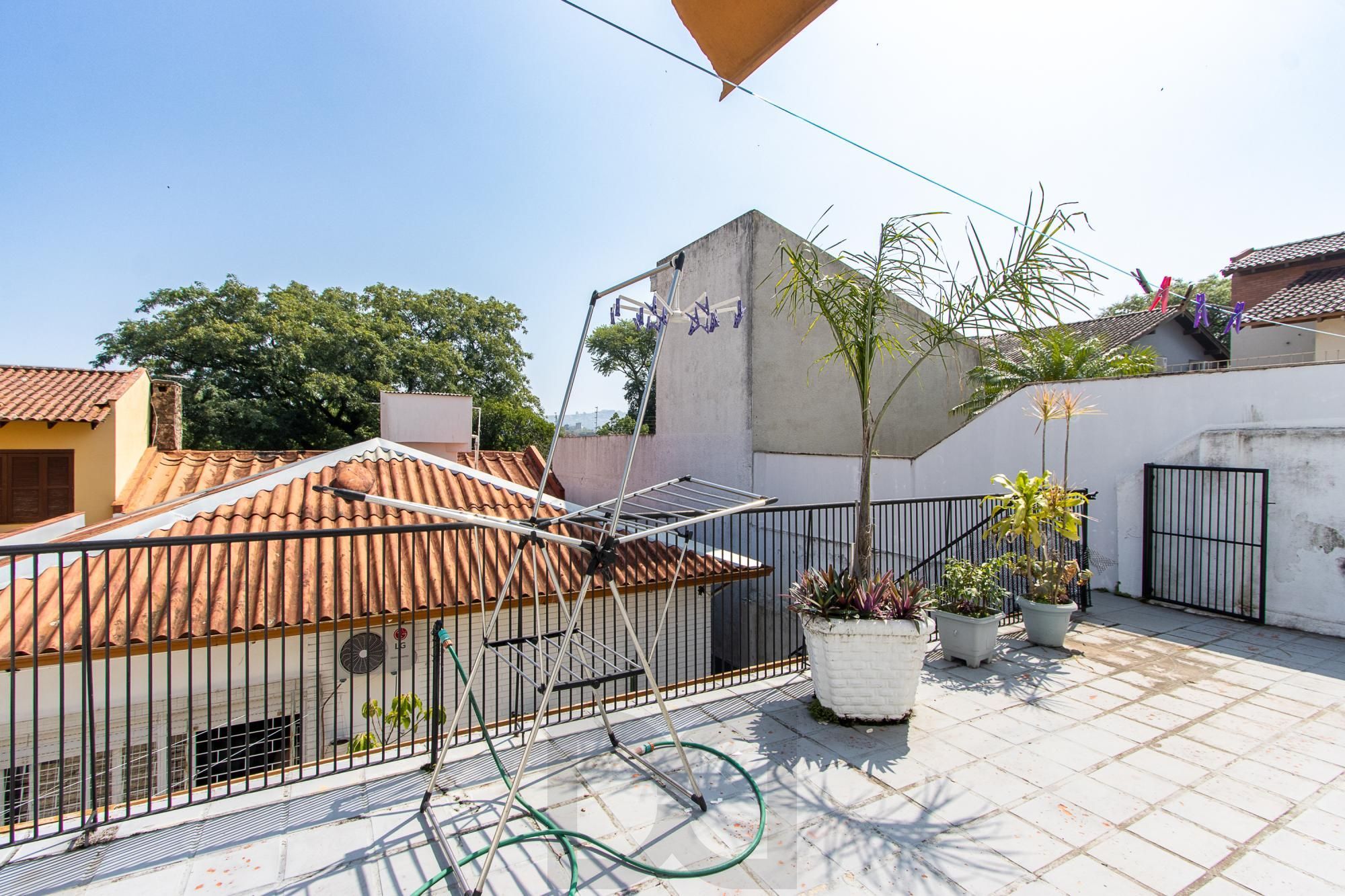 Linda casa totalmente reformada, 3 quartos (1 suite), 2 vagas cobertas - Bairro Nonoai — foto 48