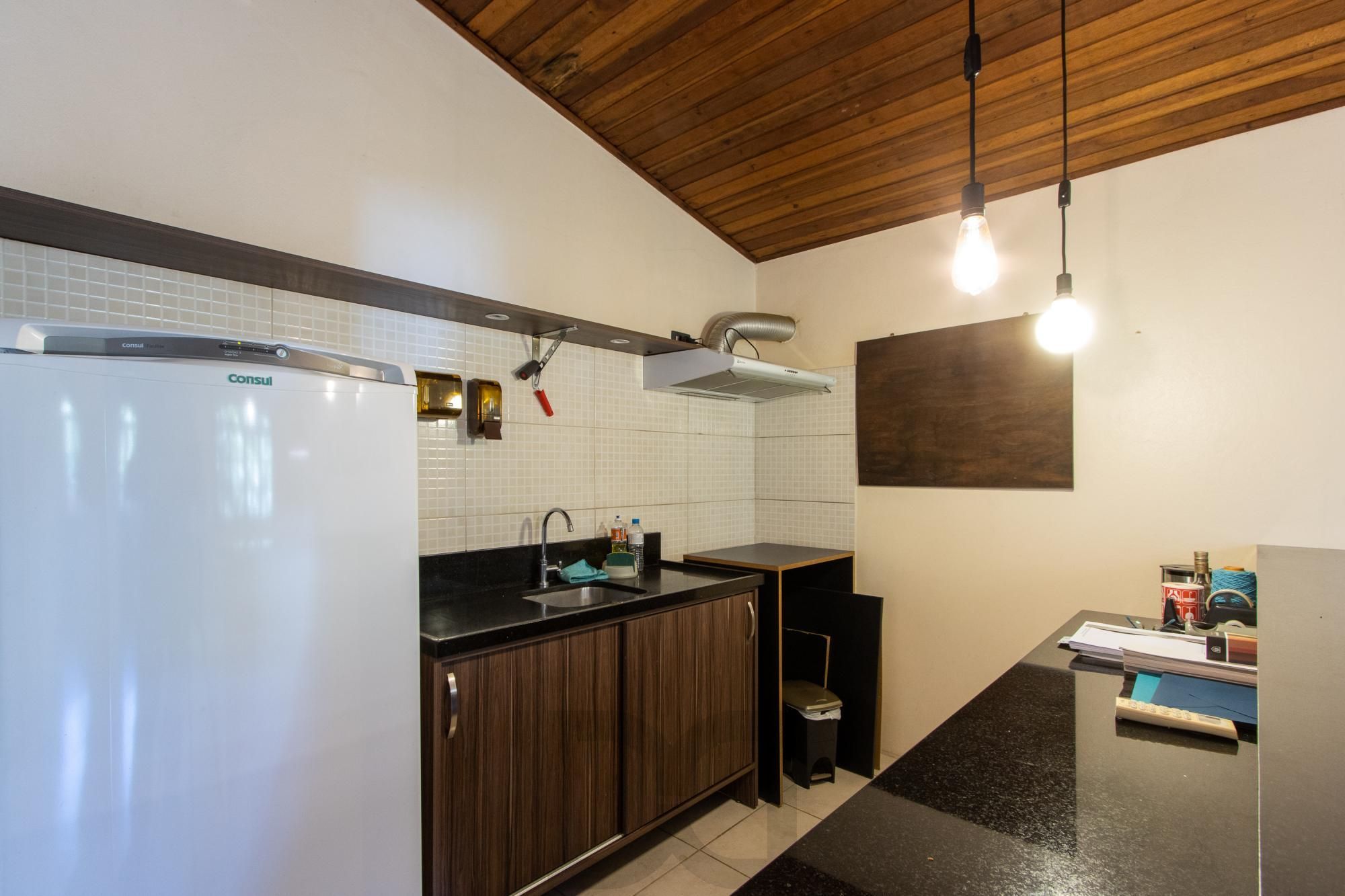 Casa de Alvenaria, possui 3 dormitórios, uma suíte, hall de entrada, lavabo, living com lareira, cozinha ampla com armários, área gourmet com churrasqueira, corredor, pátio e 4 vagas de garagem, uma construção em anexo que possui hall de entrada, lavabo, living, cozinha, escritório, banheiro social — foto 44