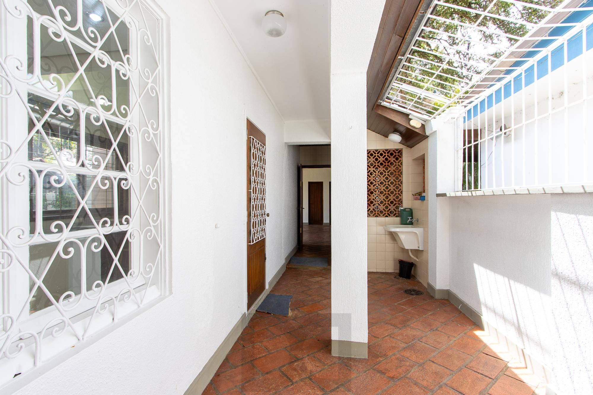 Casa com 2 dormitórios 3 banheiros. lareira e churrasqueira, e com arquitetura moderna. — foto 35