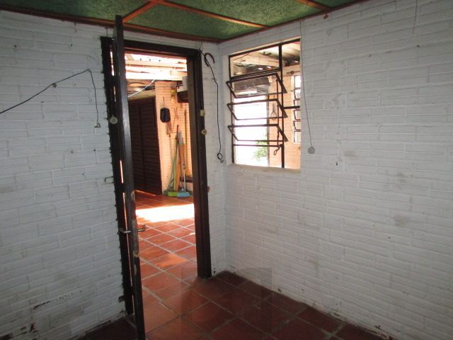 Casa térrea, com 3 dormitórios, 1 suíte, no bairro Nonoai. — foto 33