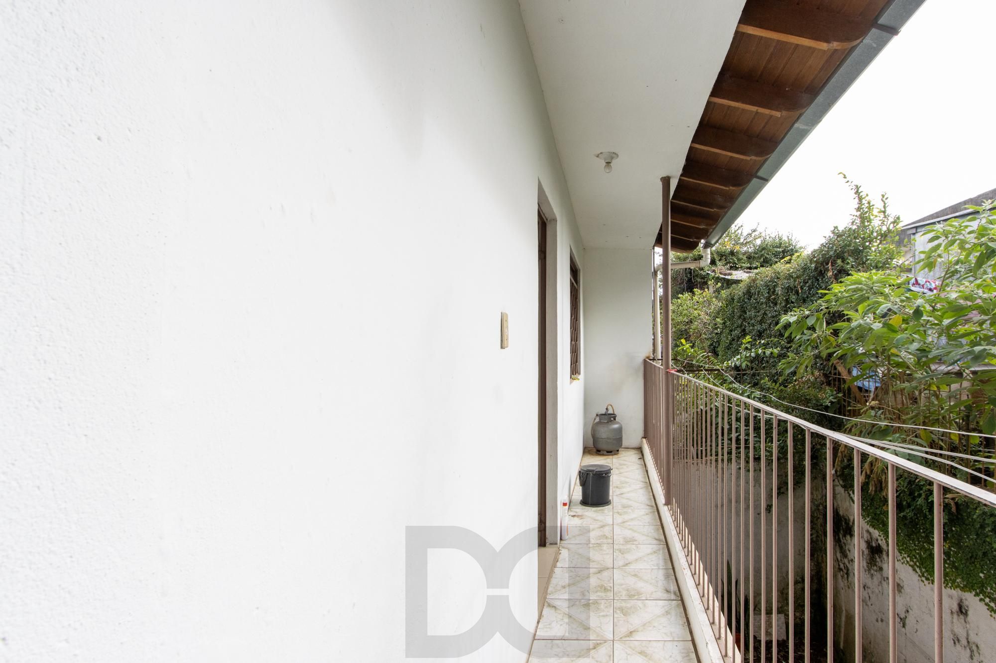 Casa ampla de 2 pavimentos com 4 dormitórios, 1 suite e 4 vagas no bairro Santa Tereza! — foto 36