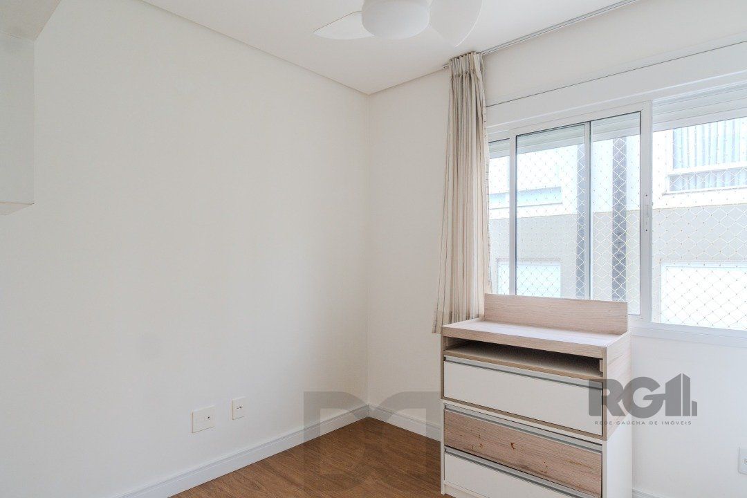 Casa impecável e mobiliada, com 3 niveis, possui 3 dormitórios sendo 1 suíte, 4 banheiros. — foto 23