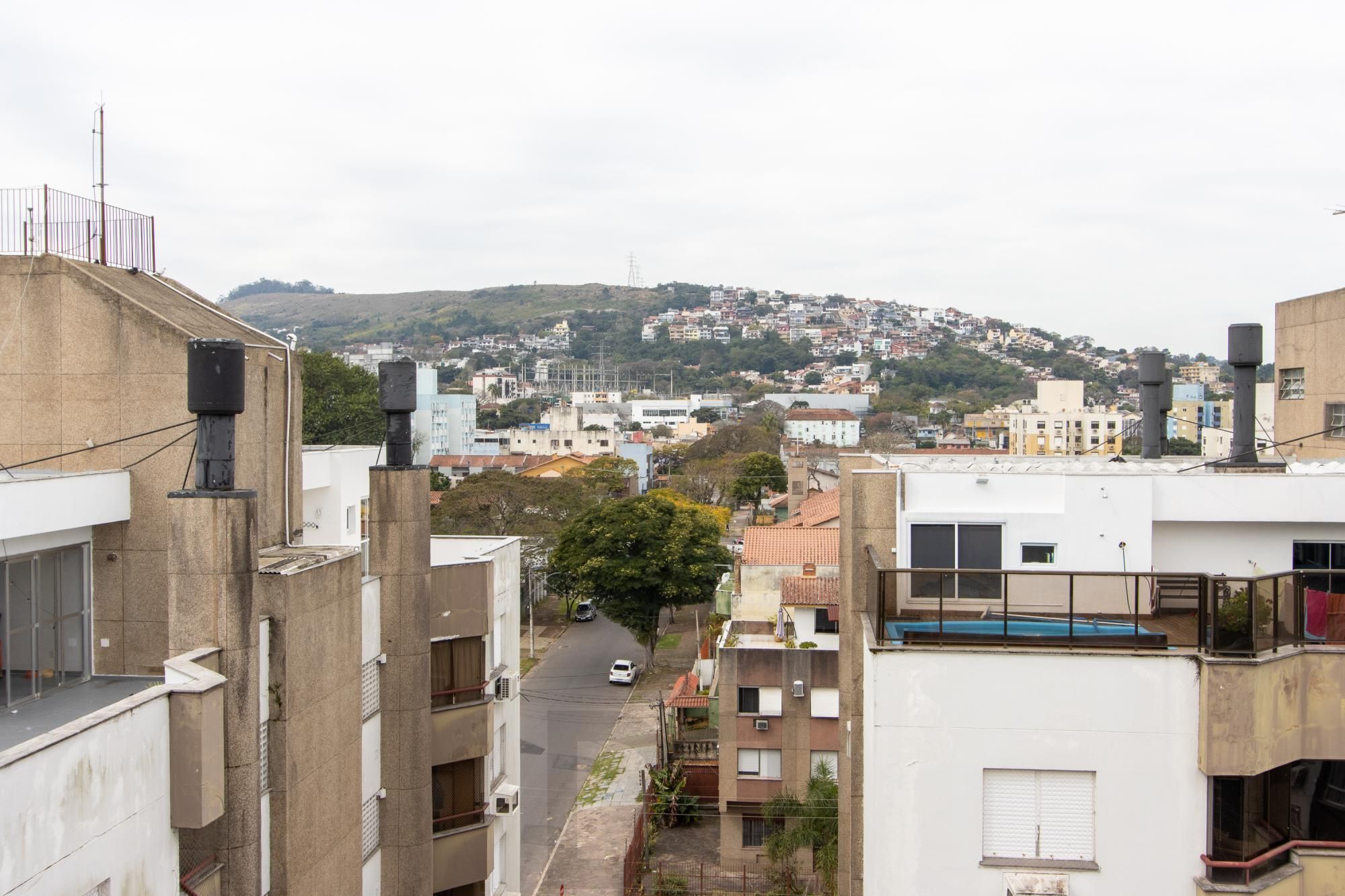 Cobertura com 137m², no Bairro Cristal, de 2 dormitórios, sento uma suíte, ampla sacada, churrasqueira, vista panorâmica, vaga coberta. — foto 29