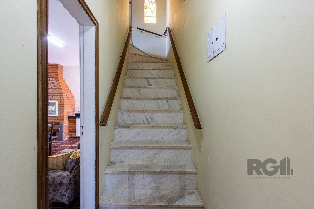 Casa com 4 quartos, suíte, churrasqueira, lareira, garagem coberta e lindo jardim. — foto 29