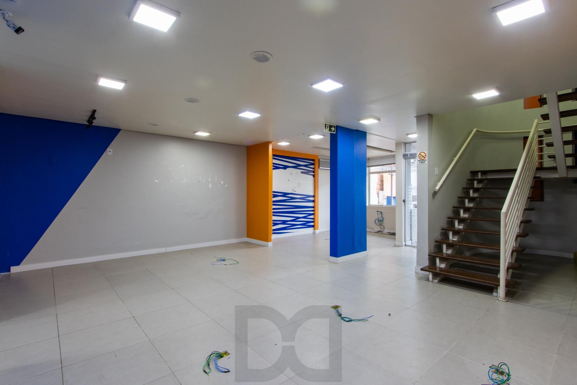 Casa Comercial 2 pisos - Excelente localização e Grande Visibilidade no Bairro Menino Deus - Ideal p/ Clínicas, escolas ou escritórios. — foto 8
