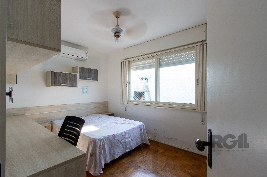 Casa térrea, com 3 dormitórios, 1 suíte, no bairro Ipanema. — foto 13
