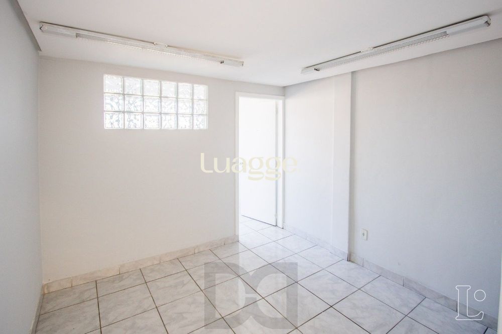 Sala comercial com 22m² de área privativa, frente, piso cerâmico, equipada com lavabo e ar-condicionado split — foto 7