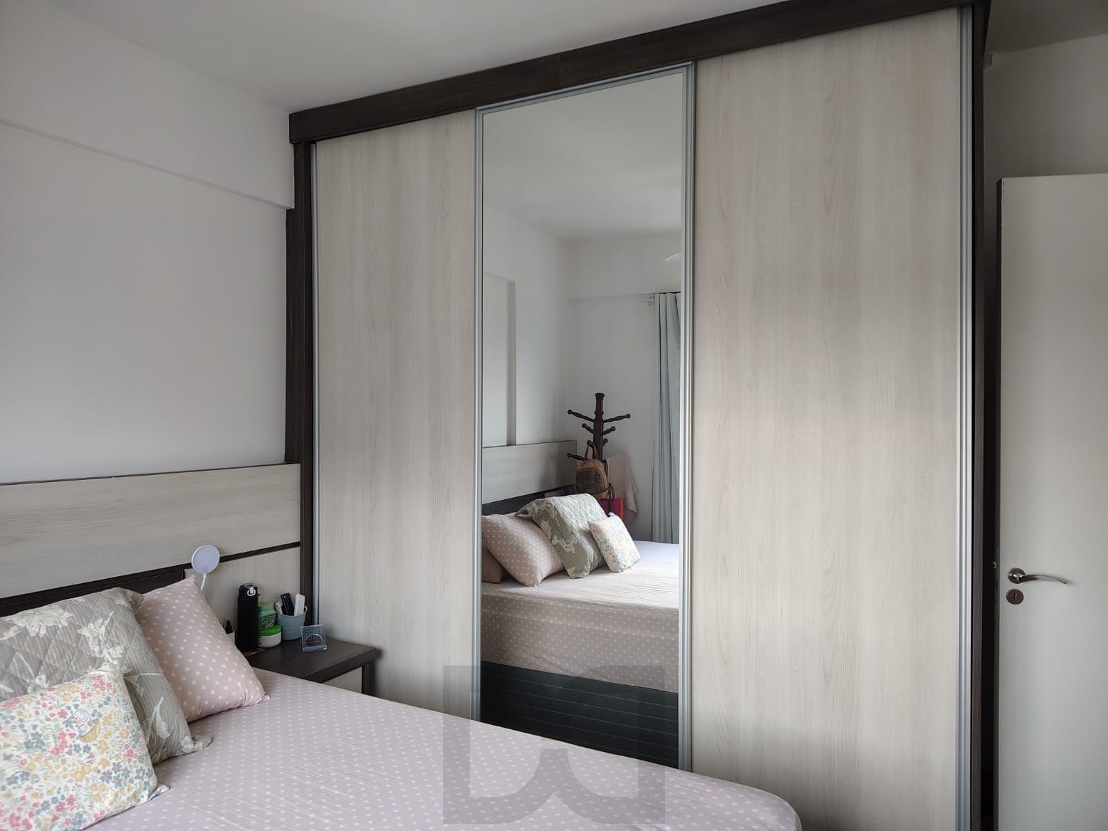 Apartamento de 2 quartos, living para 2 ambientes, cozinha com churrasqueira e 1 vaga de garagem coberta. — foto 9