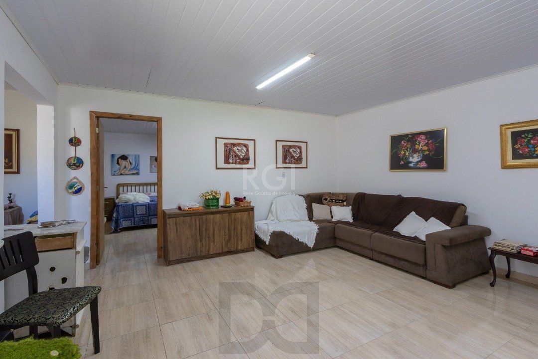 Casa para Venda - 370m², 4 dormitórios, sendo 1 suites, 6 vagas - Lomba do Pinheiro — foto 2