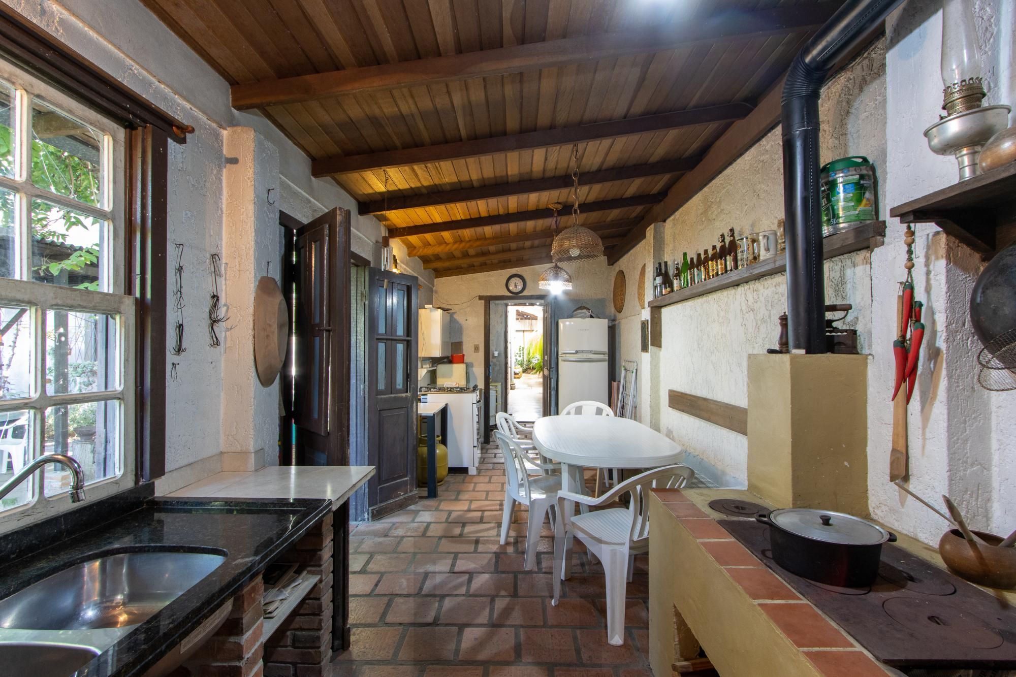 Casa de Alvenaria, possui 3 dormitórios, uma suíte, hall de entrada, lavabo, living com lareira, cozinha ampla com armários, área gourmet com churrasqueira, corredor, pátio e 4 vagas de garagem, uma construção em anexo que possui hall de entrada, lavabo, living, cozinha, escritório, banheiro social — foto 30