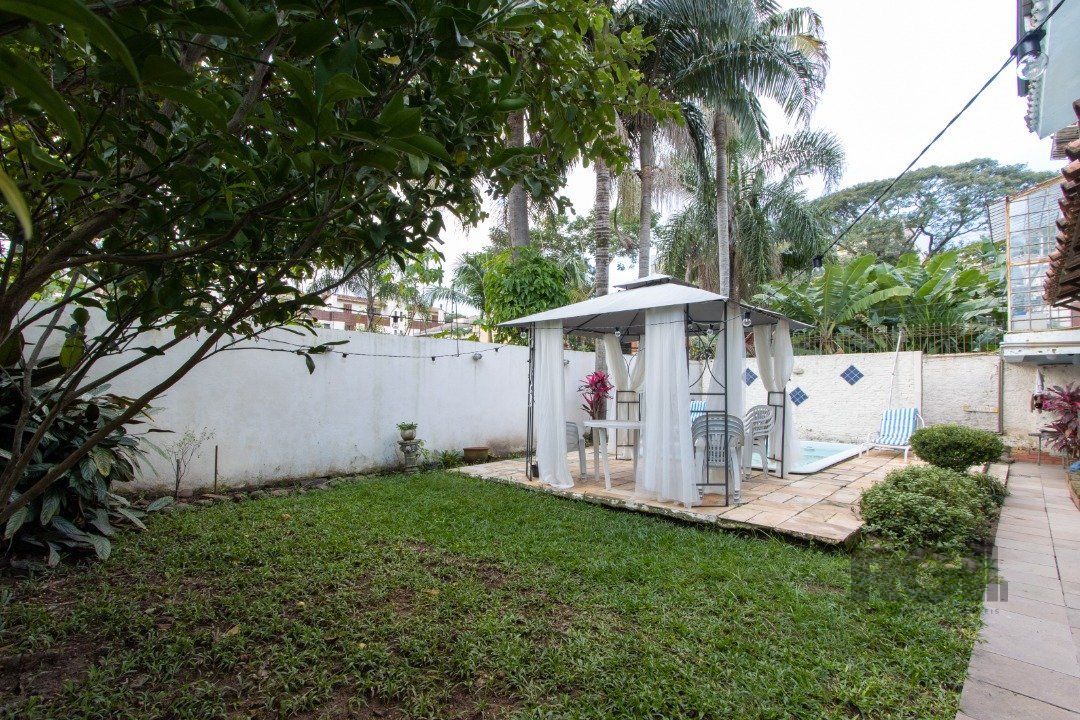 Casa no bairro Cristal, Possui 4 dormitórios, sendo 1suíte, closet e banheira de hidromassagem, com possibilidade de um podendo 1 dormitórios extra. — foto 24