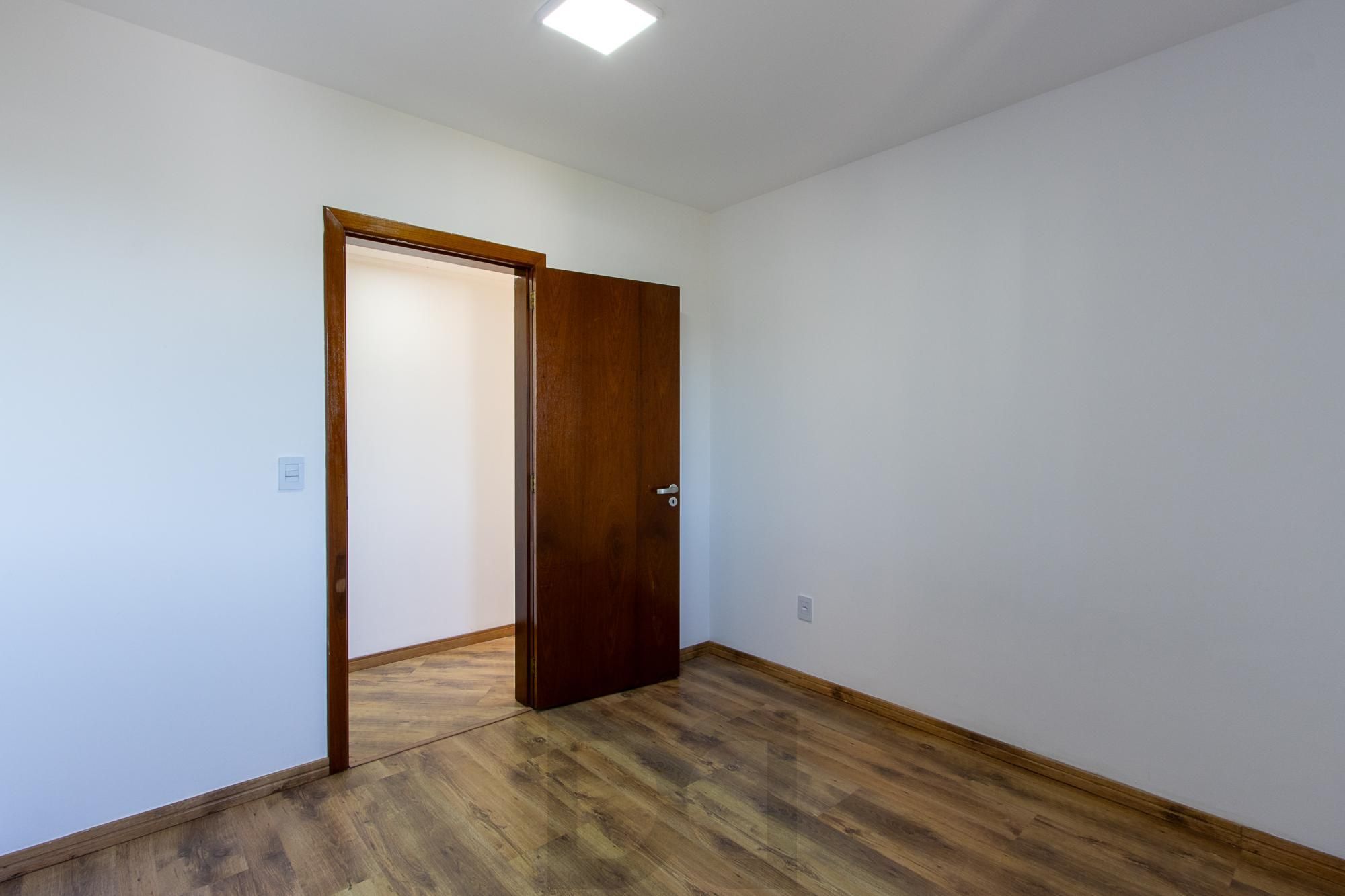 Apartamento de 2 dormitórios, 1 suíte e 2 vagas de garagem no bairro Tristeza. — foto 17