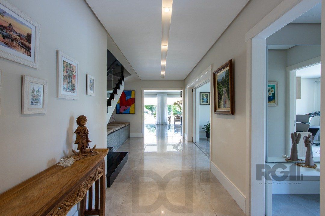 Excelente residência no Condomínio Terra Ville com aproximadamente 474,74m² privativos. — foto 5