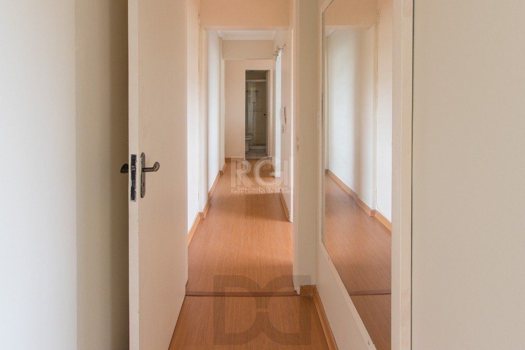 Apartamento de 2 dormitórios e 1 vaga de garagem no bairro Cristal. — foto 11