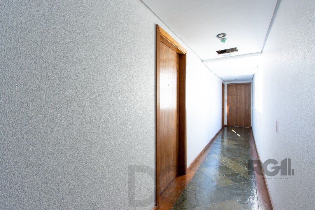 EXCELENTE SALA COMERCIAL, muito bem localizada no bairro Menino Deus, 01 banheiro, sacada e ar condicionado split, toda montada — foto 10